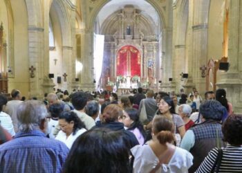 Fotos: Adrián Gaytán // Al caer la noche, los templos del Centro Histórico se llenaron de feligreses.