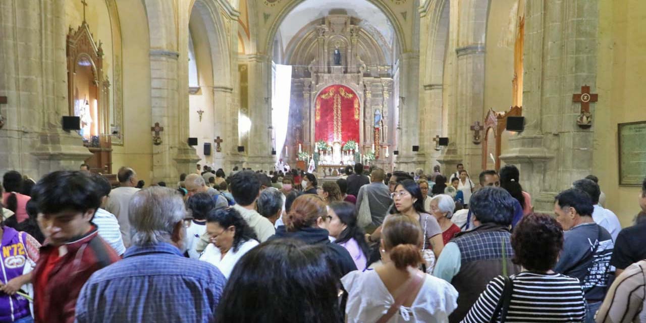Fotos: Adrián Gaytán // Al caer la noche, los templos del Centro Histórico se llenaron de feligreses.