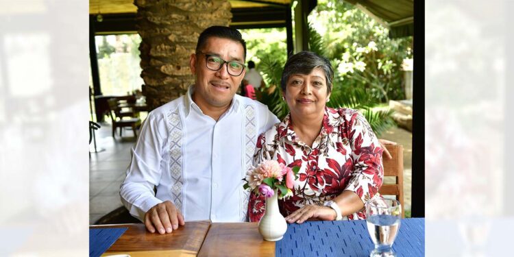 Fotos: Rubén Morales // Angélica Sánchez Ruíz fue agasajada por su esposo con motivo de su cumpleaños.