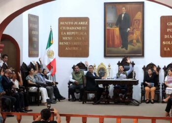 Foto: Adrián Gaytán // El cabildo aprobó la entrega de distinciones y medallas para oaxaqueñas y oaxaqueños.
