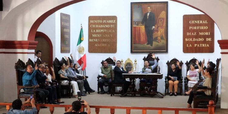 Foto: Adrián Gaytán // El cabildo aprobó la entrega de distinciones y medallas para oaxaqueñas y oaxaqueños.