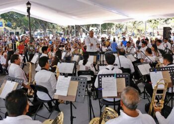 El concierto se desarrolló al mediodía de ayer en el zócalo de la ciudad.