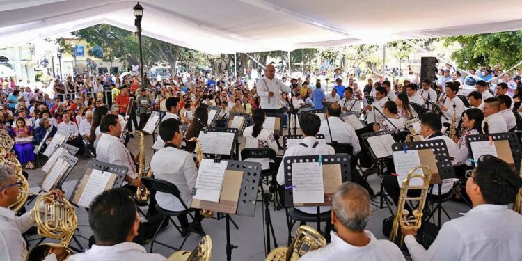 El concierto se desarrolló al mediodía de ayer en el zócalo de la ciudad.