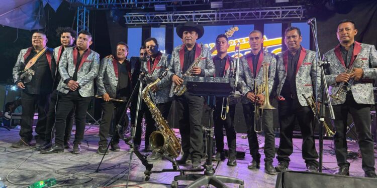 Este proyecto inició para hacer música regional oaxaqueña con un estilo único e inigualable.