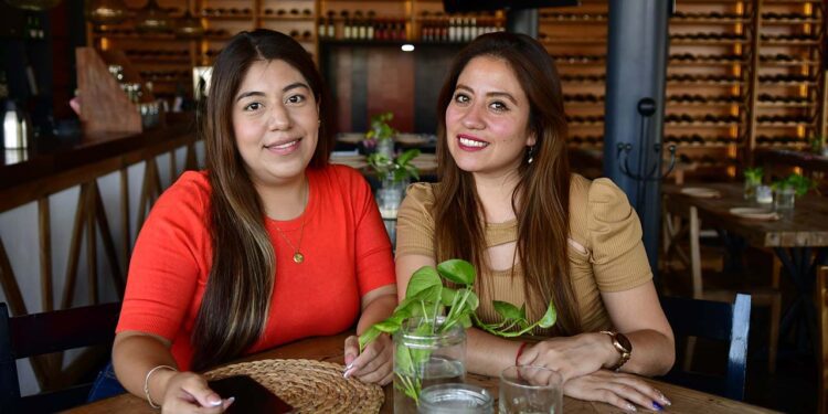 Fotos: Rubén Morales // Karen Castorela le deseó a su gran amiga lo mejor en su día.