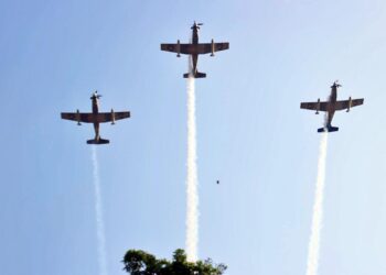 Foto: Adrián Gaytán // La Base Área Militar 15, con sede en San Juan Bautista La Raya ofreció un espectáculo aéreo por este aniversario.