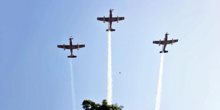 Foto: Adrián Gaytán // La Base Área Militar 15, con sede en San Juan Bautista La Raya ofreció un espectáculo aéreo por este aniversario.