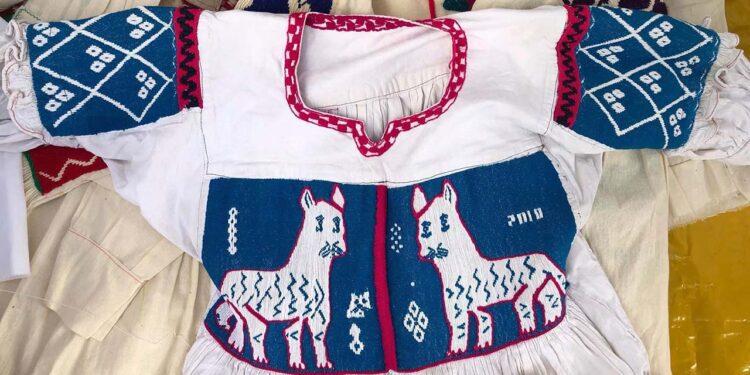 La blusa bordada ha sido injustamente apropiada por marcas reconocidas.