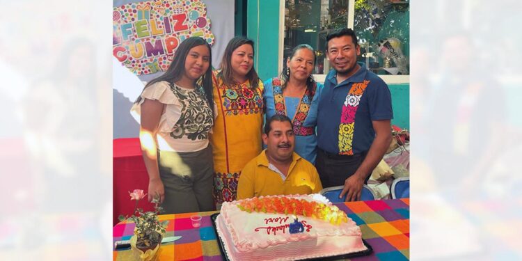 Fotos: Rubén Morales // La cumpleañera escuchó las tradicionales Mañanitas de sus seres queridos.