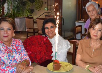 Las asistentes posaron para la foto del recuerdo y le desearon lo mejor a Lila Colmenares.