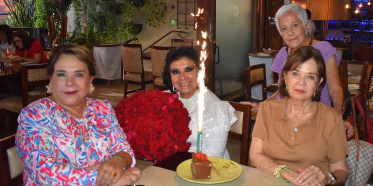 Las asistentes posaron para la foto del recuerdo y le desearon lo mejor a Lila Colmenares.