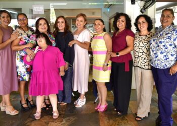 Fotos: Rubén Morales // Las primas Martha Díaz, Flor Savala, Claudia López, Arely e Irais López, Verónica Escamilla, Ana Escamilla, Norma Escamilla e Itavi López.