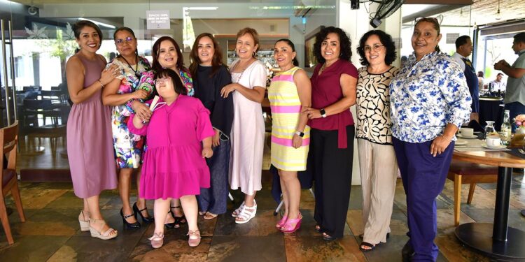 Fotos: Rubén Morales // Las primas Martha Díaz, Flor Savala, Claudia López, Arely e Irais López, Verónica Escamilla, Ana Escamilla, Norma Escamilla e Itavi López.