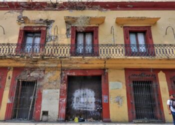 Foto: Adrián Gaytán // Los dueños de estas edificaciones no han respondido a las llamadas de la autoridad para hacerse cargo de ellas.