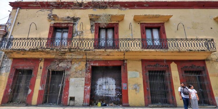 Foto: Adrián Gaytán // Los dueños de estas edificaciones no han respondido a las llamadas de la autoridad para hacerse cargo de ellas.