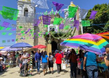 Miles de fieles católicos llegaron este viernes a las Peñitas, en Reyes Etla.