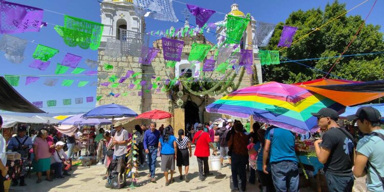 Miles de fieles católicos llegaron este viernes a las Peñitas, en Reyes Etla.