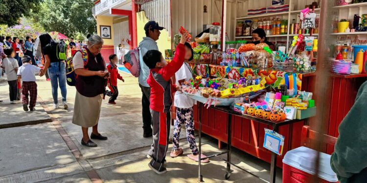 Foto: Archivo El Imparcial // Operativos dentro de escuelas, pero afuera de escuelas, manga ancha a la comida chatarra.