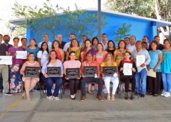 Fotos: Adrián Gaytán // Marco Antonio y otros docentes también fueron reconocidos en esta emotiva ceremonia.