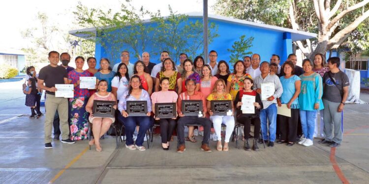 Fotos: Adrián Gaytán // Marco Antonio y otros docentes también fueron reconocidos en esta emotiva ceremonia.
