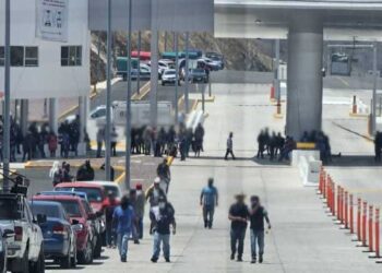 Quienes mantienen tomadas las casetas exigen la condonación de los pagos en las plazas de cobro.