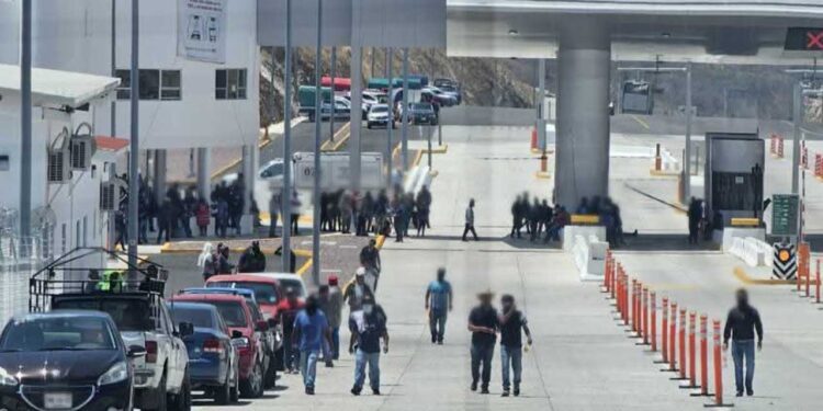 Quienes mantienen tomadas las casetas exigen la condonación de los pagos en las plazas de cobro.