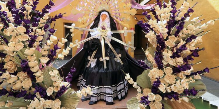 Foto: Adrián Gaytán // El altar a la virgen de Dolores, una añeja tradición.
