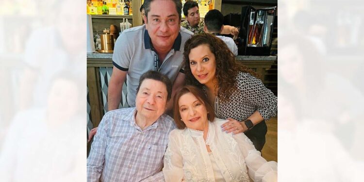 Foto: cortesía // Jonhy Zetuna y Alicia Garrido de Zetuna compartieron con sus hijos y nietos su alegría.