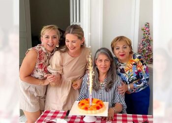 Foto: Rubén Morales // Ofe Amaya, Deby Niño de Rivera, Lety Vásquez y Sandra Palacio antes de compartir el postre.