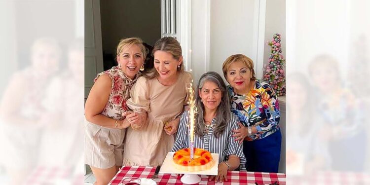 Foto: Rubén Morales // Ofe Amaya, Deby Niño de Rivera, Lety Vásquez y Sandra Palacio antes de compartir el postre.