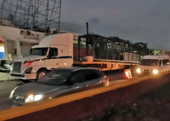 Foto: Jesús Santiago // Una grúa de grandes dimensiones trasladó parte de la estructura prefabricada.