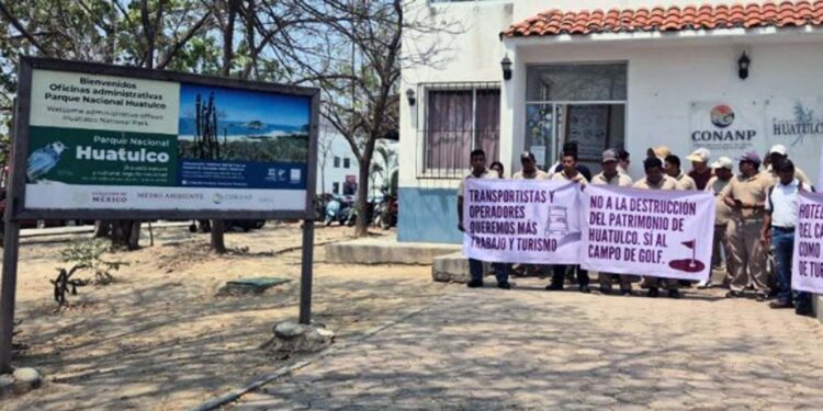 Los manifestantes realizaron una protesta pacífica y entregaron una petición formal.
