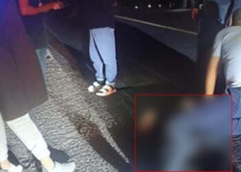 A bordo de una motocicleta se accidentan en la carretera.