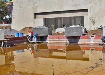 Fotos: Álvaro Cuitláhuac López // A días de su apertura, los estanques del Parque Primavera empezaron a apestar ante la falta de bombas para mantener su circulación.