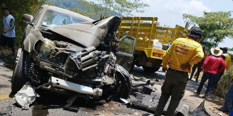 Brigadistas de Coesfo resultan lesionados tras percance automovilístico