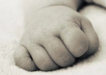 Mata a bebé tras aplastarlo accidentalmente en reunión familiar en Nuevo León