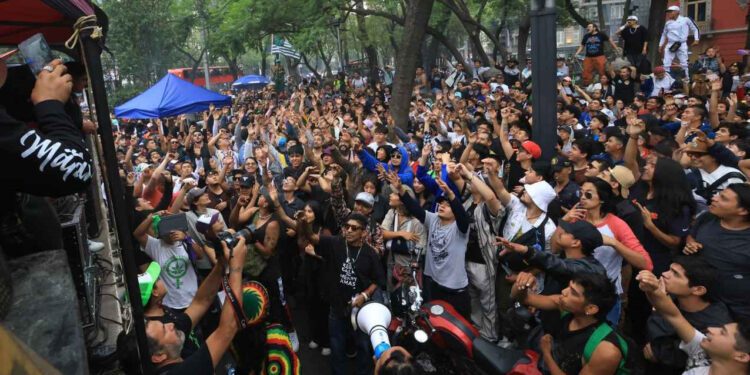 Miles alzan la voz por el cannabis en CDMX: “¡Cannabis legal ya!”