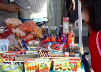 Estudiantes ingenian mercado paralelo ante prohibición de comida chatarra en las escuelas
