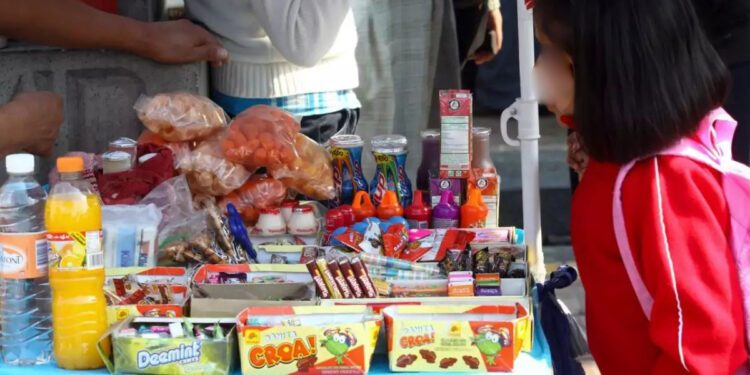 Estudiantes ingenian mercado paralelo ante prohibición de comida chatarra en las escuelas
