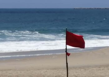 ¿Qué significan las banderas que ves en las playas de Oaxaca?