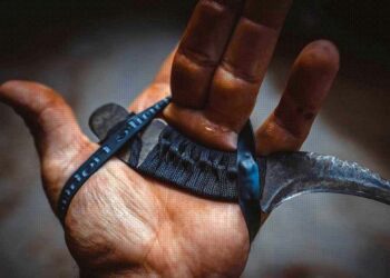 Con un cuchillo amenazaba a otra persona.