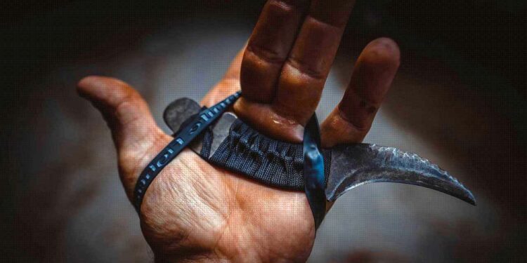 Con un cuchillo amenazaba a otra persona.