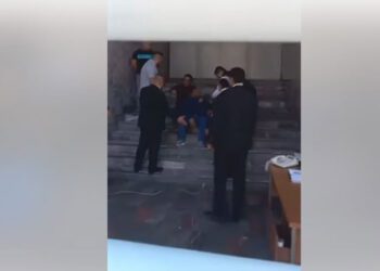 Zipizape de la S-22 en el edificio del SNTE; desconocen liderazgo de Cepeda