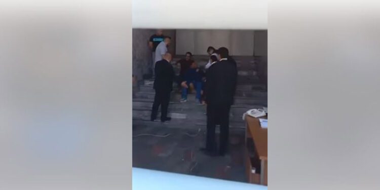 Zipizape de la S-22 en el edificio del SNTE; desconocen liderazgo de Cepeda