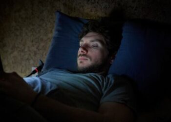 ¿Revisas tu celular antes de dormir? Estudio revela que aumenta el riesgo de insomnio un 59%
