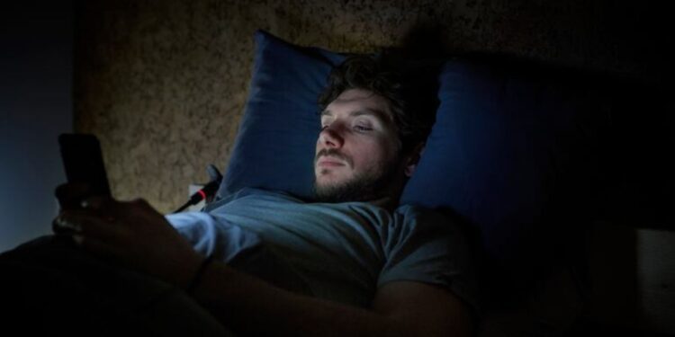 ¿Revisas tu celular antes de dormir? Estudio revela que aumenta el riesgo de insomnio un 59%