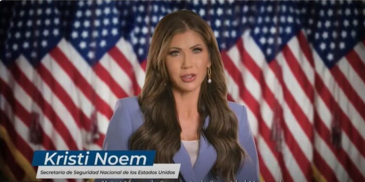 ¡No le da frío! Kristi Noem confirma millonaria campaña contra migrantes pese a críticas del gobierno de México