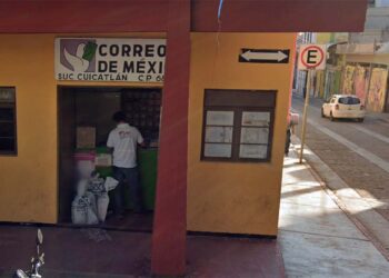 Foto: Google Maps // Usuarios esperan largas horas para poder recoger su paquetería o los recibos telefónicos.