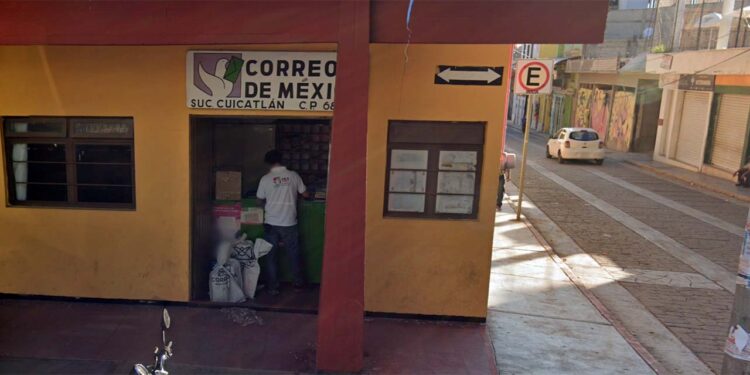 Foto: Google Maps // Usuarios esperan largas horas para poder recoger su paquetería o los recibos telefónicos.