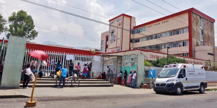 Foto: Adrián Gaytán // De nuevo el Hospital Civil enfrenta desabasto de medicamentos.